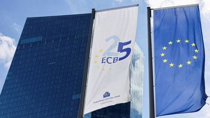FILE PHOTO: A view shows the European Central Bank (ECB) flag and the flag of the European Union in front of the ECB Building, on the day of the monthly news conference following the ECB's monetary policy meeting in Frankfurt, Germany, September 14, 2023. REUTERS/Wolfgang Rattay/File Photo
