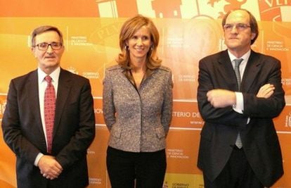 De izquierda a derecha: Felipe Pétriz (secretario de Estado de Investigación), Cristina Garmendia (ministra de Ciencia e Innovación) y Ángel Gabilondo (minsitro de Educación)