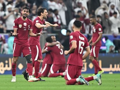 Los jugadores de Qatar celebran la victoria en la Copa Asia frente a Jordania.
