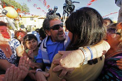 El minero Luis Urzúa abraza a su esposa, Carmen Rosa, a su llegada el viernes a Copiapó.