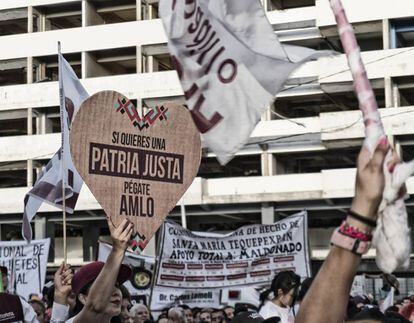 Los asistentes al cierre de campaña en Jalisco gritan consignas de apoyo.