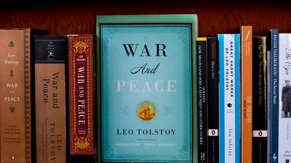 Ediciones en inglés de las obras de León Tólstoi en la librería City Lights de San Francisco.