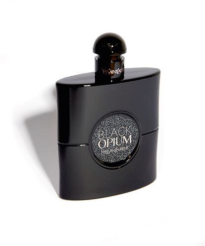 En la nueva fragancia Black Opium Le Parfum, de YVES SAINT LAURENT BEAUTY, Zoë Kravitz destaca el equilibrio entre lo dulce de la vainilla y lo terroso, así como las adictivas notas de jazmín y café.