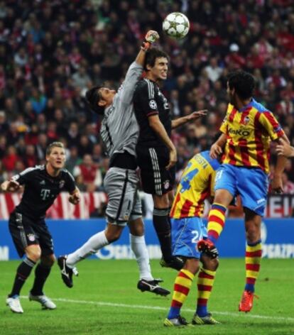 Diego Alves despeja de puños un balón que Javi Martínez buscaba rematar.