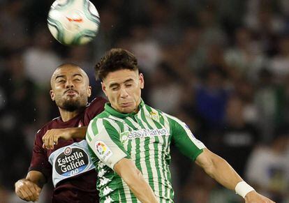 Rafinha y Álex Moreno pelean un balón aéreo.