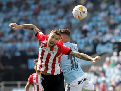 Aspas e Iñigo Martínez pugnan por un balón aéreo.