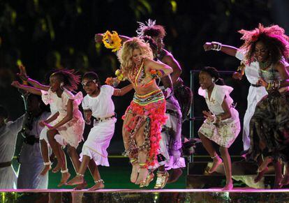 Durante el Mundial de Fútbol de Sudáfrica en 2010, Shakira se convirtió en la intérprete de la canción oficial del evento. La canción se llama 'Waka Waka', y durante el rodaje del vídeo oficial conoció a Gerard Piqué, su actual pareja con quien también comparte cumpleaños. Este 2 de febrero Shakira cumple 40 años y el futbolista del Barcelona, 30.