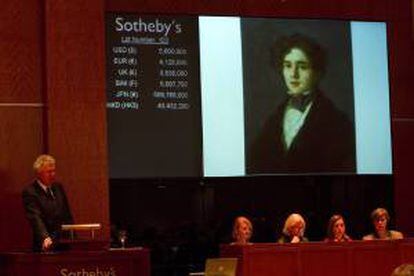 Un subastador ofrece hoy, jueves 31 de enero de 2013, la obra "Retrato de Mariano Goya" del pintor José Francisco de Goya, en Nueva York (EEUU).