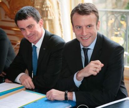 El primer ministro franc&eacute;s, Manuel Valls, y el ministro de Econom&iacute;a, Emmanuel Macron, en su reuni&oacute;n de hoy con los sindicatos.  