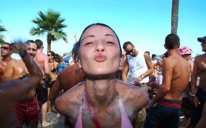 Fiesta de la espuma en el club Bora Bora, en la playa D&#039;en Bossa, en Ibiza. 