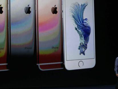 El director ejecutivo de Apple, Tim Cook, habla junto a imágenes del iPhone 6S y 6S Plus.