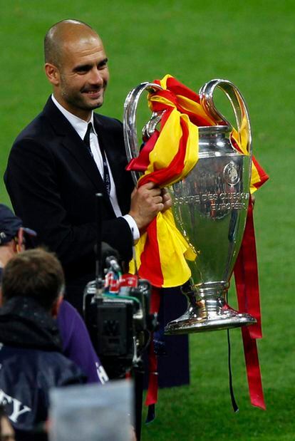Pep Guardiola, con la Copa Europa tras la victoria del FC Barcelona, el pasado mayo.