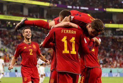 Los jugadores españoles celebraban el tercer gol de Ferran Torres, anotado desde el punto de penalti. 