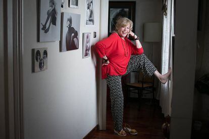 Teresa Gimpera posa en su casa junto a las fotos de su carrera.