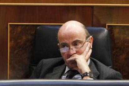 El ministro de Economía, Luis de Guindos, durante el pleno del Congreso de los Diputados celebrado en la Cámara Baja.