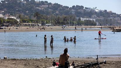 Varios bañistas disfrutan de la playa de El Palo, en Málaga, el 25 de abril.