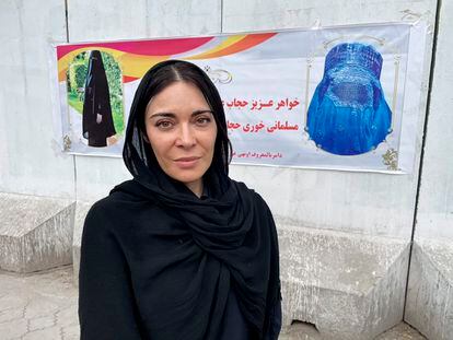 La reportera Ramita Navai, en Kabul frente a un cartel que indica cómo utilizar el 'burka'.