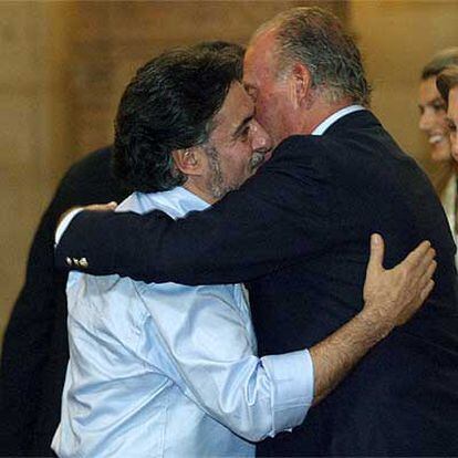 El rey Juan Carlos se abraza al seleccionador Pepu Hernández.