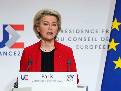 La presidenta de la Comisión Europea, Ursula von der Leyen, se dirige a los medios tras un encuentro en el Palacio del Elíseo, el pasado 7 de enero.