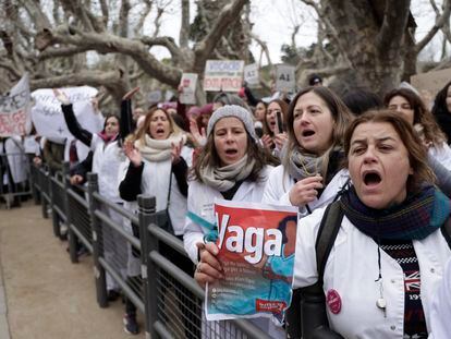 Protesta de enfermeras y auxiliares de enfermería, este martes, a las puertas del Parlament de Cataluña, en el primer día de huelga en la sanidad.