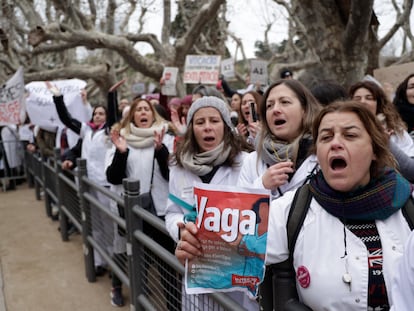 Protesta de enfermeras y auxiliares de enfermería, este martes, a las puertas del Parlament de Cataluña, en el primer día de huelga en la sanidad.