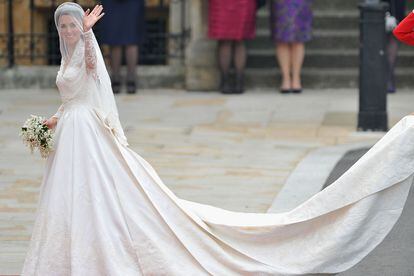 En la retina de los británicos se ha quedado perfectamente grabado el vestido con el que Kate Middleton se convirtió en Duquesa de Cambridge. El diseño, una creación de Sarah Burton para Alexander McQueen, era digno de una princesa.