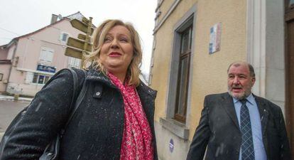 La candidata del Frente Nacional en Doubs Sophie Montel (izquierda) llega a su colegio electoral.