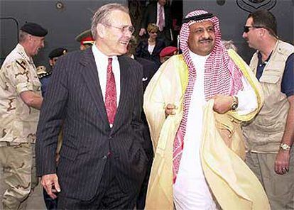 Donald Rumsfeld (izquierda) y el príncipe Jalid Bin Sultan, viceministro de defensa de Arabia Saudí, ayer en Rihad.