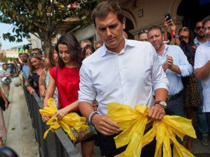 Ciudadanos participa esta tarde en una concentración en la capital catalana en apoyo de quienes quitan estos símbolos