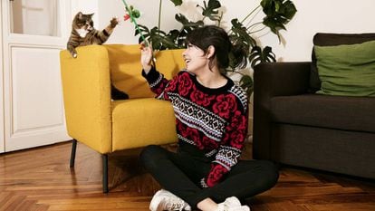 'Capitán', el gato de la actriz Anna Castillo, juega con su dueña en su casa de Madrid.