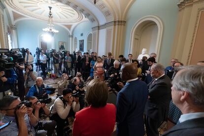 Los senadores Raphael Warnock, Amy Klobuchar, Chuck Schumer y Jeff Merkley hablan para la prensa antes del inicio del voto para debatir la Ley del Pueblo.