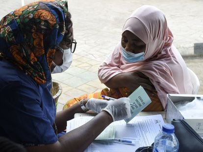 Vacunación en Lagos, la mayor ciudad de Nigeria, el 26 de noviembre.