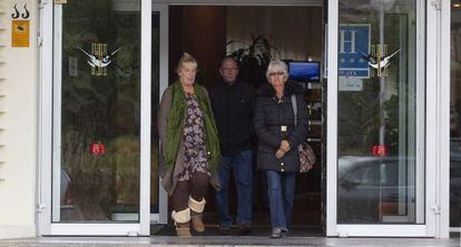 Unos turistas salen de un hotel de Torremolinos, en la costa de M&aacute;laga.