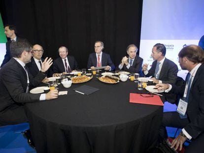 De izquierda a derecha: Joan Roca (Roca Junyent); Rafael Fontana (Cuatrecasas); Fernando Vives (Garrigues); Jos&eacute; Mar&iacute;a Alonso (ICAM); Luis de Carlos (Ur&iacute;a Men&eacute;ndez); &Iacute;&ntilde;igo Sagardoy (Sagardoy); y Carlos Rueda (GA_P).