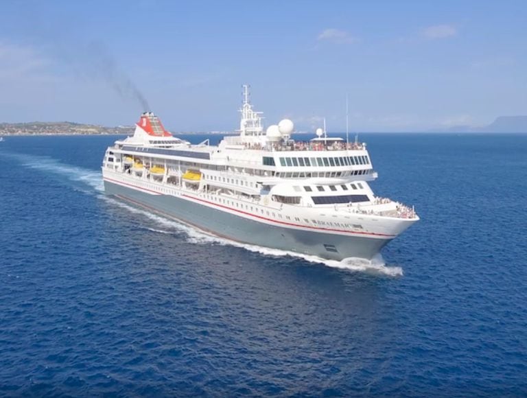 Un crucero con más de un millar de personas a bordo y cinco casos de coronavirus busca puerto en el Caribe.