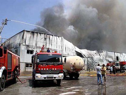 El fuego provocó una espectacular humareda, visible a kilómetros de distancia.