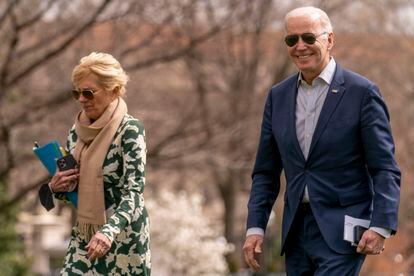 Joe Biden y la primera dama, Jill Biden, a su llegada a la Casa Blanca el domingo.