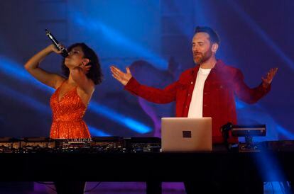 La artistaRaye y el DJ David Guetta, durante su actuación en los premios MTV EMA's 2020, en Budapest.