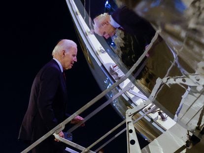 Joe Biden aborda el Air Force One, este domingo en Iwakuni (Japón).