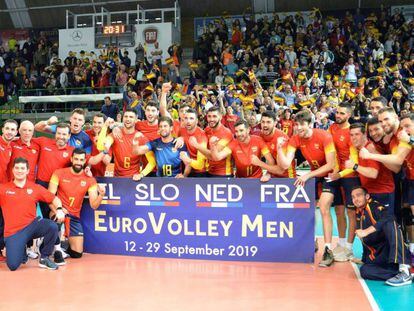 Los jugadores de la selección española de voleibol celebran la clasificación para el Europeo.