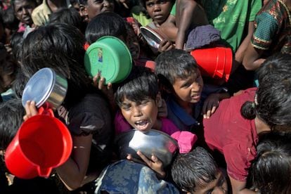 Una niña rohingya llora mientras espera, junto a otros niños, a recibir comida distribuida por una organización de ayuda turca en el campo de refugiados de Thaingkhali, en Ukhiya (Bangladés).