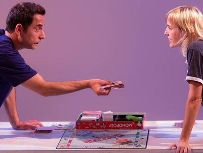 Eduard Buch i Sara Espígul s'ho juguen tot al Monopoly.