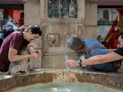 Varias personas se refrescaban el martes en una fuente en la localidad valenciana de Xàtiva.
