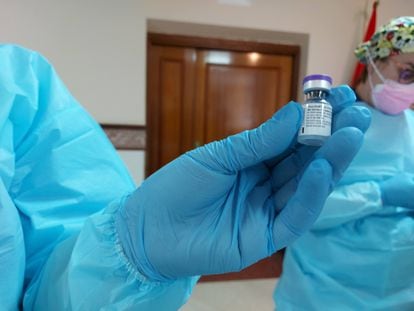 Un sanitario muestra la vacuna de Pfizer contra el coronavirus.