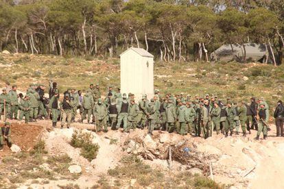 Las fuerzas de seguridad marroquíes han impedido que la mayoría de los sin papeles cruzara a suelo español. Los agentes han desplazado lejos del perímetro a los grupos que iban llegando con la intención de cruzar la valla.