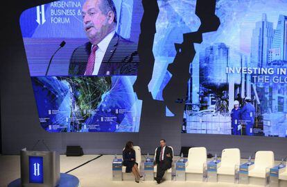 El presidente de Dow Chemical, Andrew N. Liveris (d), en el Foro de Inversión y Negocios de Argentina.