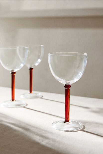 Un buen regalo para vestir la mesa en celebraciones futuras son estas copas de cristal de Mango Casa. Una propuesta que nunca falla.