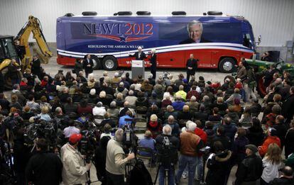El candidato Newt Gingrich interviene en un mitín al pie de su autobús de campaña.