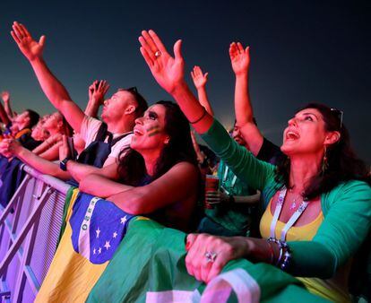 Seguidores brasileños en la fan zone de Moscú se lamentan tras una jugada durante el partido entre Brasil y Suiza que acabaría empate a uno, el 17 de junio. 
