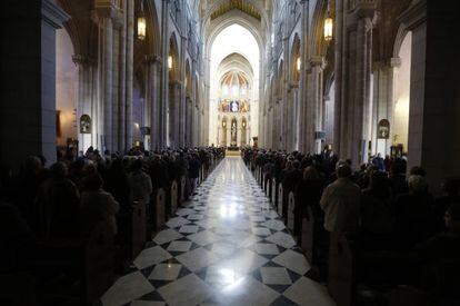 La Catedral de La Almudena de Madrid, ayer durante la misa en honor de la patrona. / Carlos Rosillo. 